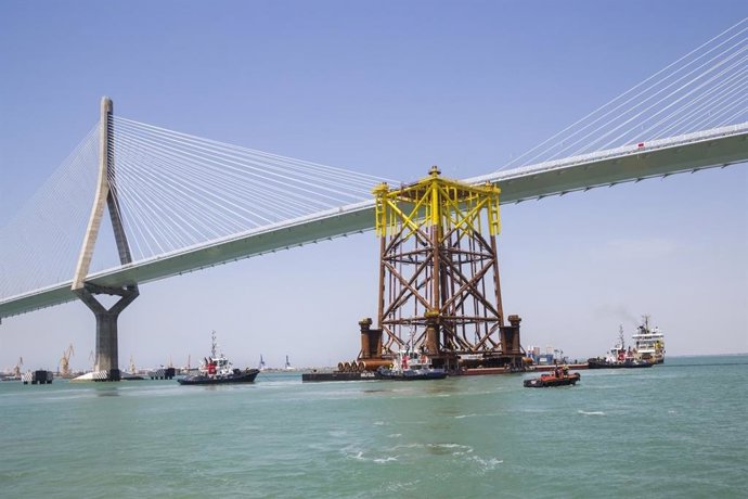 Cádiz.-Puertos.- El puerto de Cádiz presenta su potencialidad en el transporte de cargas especiales ante operadores