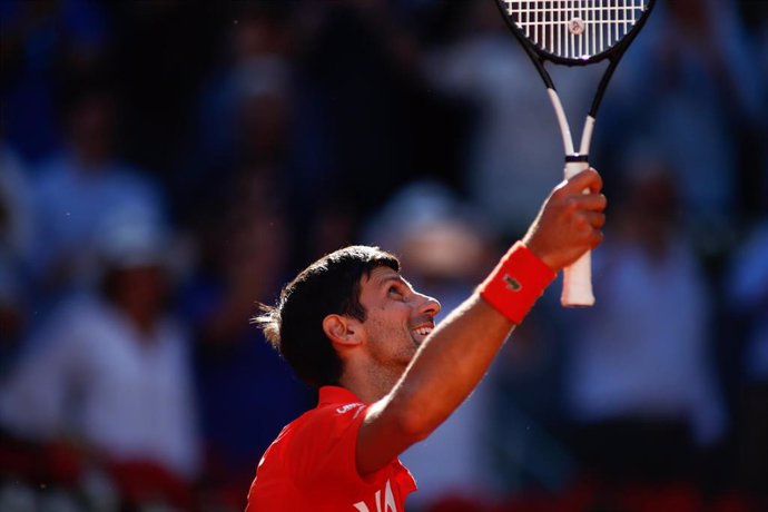 Novak Djokovic se corona triple campeón en Madrid tras dominar a Stefanos Tsitsipas