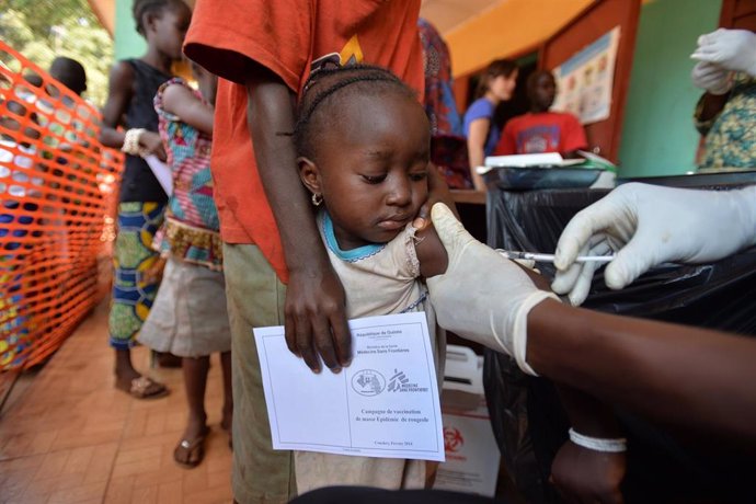 Una niña es vacunada por el proyecto de Médicos Sin Fronteras.