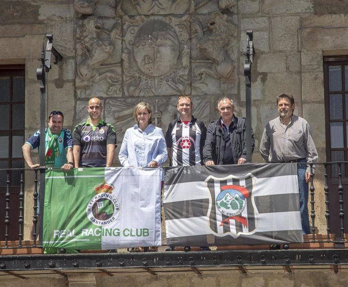 El Ayuntamiento de Camargo luce las banderas de Escobedo y Racing en apoyo a ambos clubes en su lucha por el ascenso