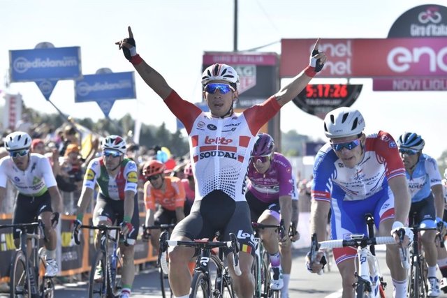 AV. Ciclismo/Giro.- Ewan se impone a los 'gigantes' en la undécima etapa del Giro