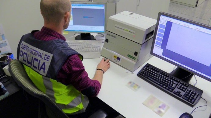 Detinguts dos lladres que van atracar armats un hotel de Benidorm i van tancar els treballadors en una habitació