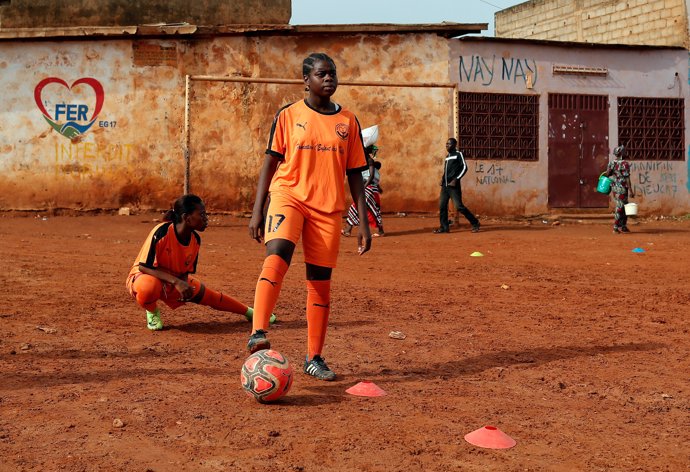 Camerún.- Persiguiendo el sueño de ser futbolista gracias a una academia para chicas en Camerún