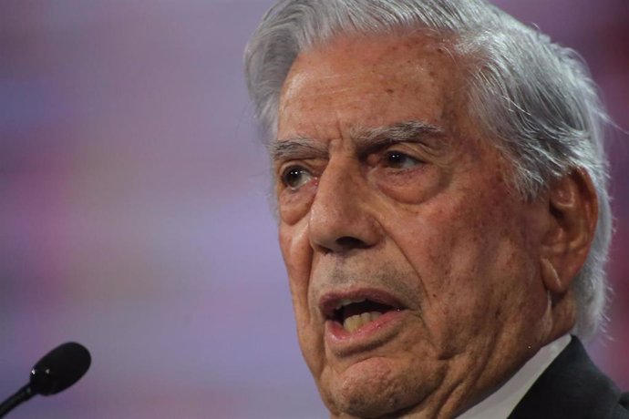 Vargas Llosa: "A los parlamentarios hay que pedirles que funcionen dentro de la 
