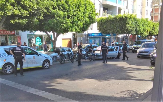 Almería.-Sucesos.-Detenidos tres jóvenes tras atracar una tienda de tecnología de la que han huido en un coche
