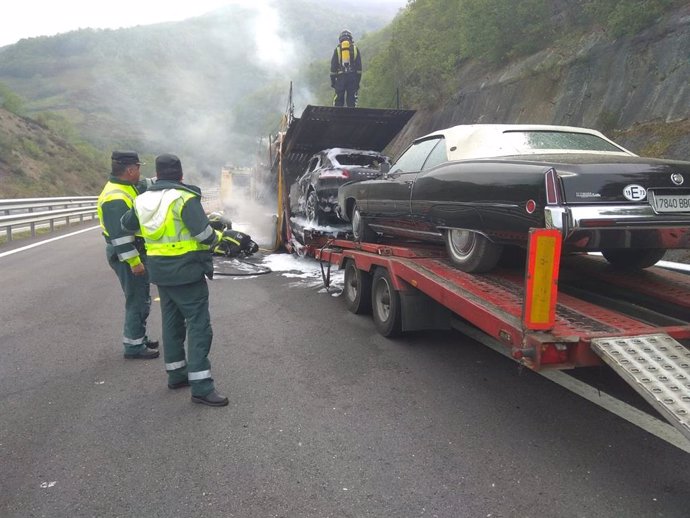 Sucesos.- El incendio en un vehículo articulado obliga a cortar la AP-66 en sentido Oviedo