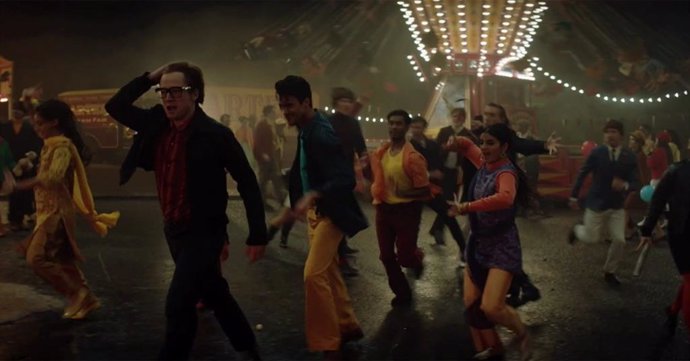Rocketman: Elton John se desmelena en la feria en este clip en primicia