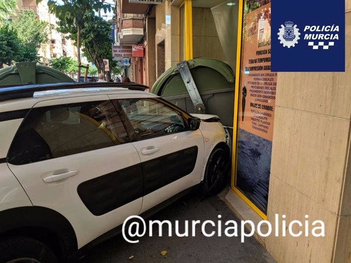 Sucesos.- Una mujer empotra el coche que conducía con unos contenedores y una clínica en Murcia al marearse