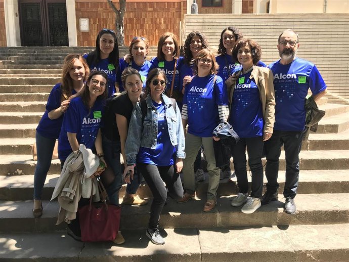 Alcon colabora con ONCE en una actividad de educación vial para personas ciegas