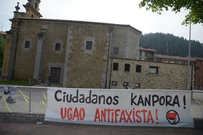 Albert Rivera participa en un homenaje a las víctimas del terrorismo en Ugao-Miraballes (Vizcaya), pueblo de Josu Ternera