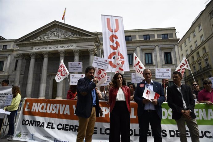 La Federación de Enseñanza del sindicato USO entrega en el Congreso de los Diputados las firmas recogidas para defender la labor educativa de Educación Especial