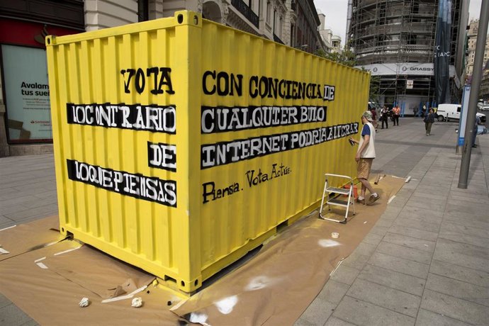 Greenpeace advierte en Gran Vía sobre el peligro de los bulos para la defensa del medio ambiente y la democracia