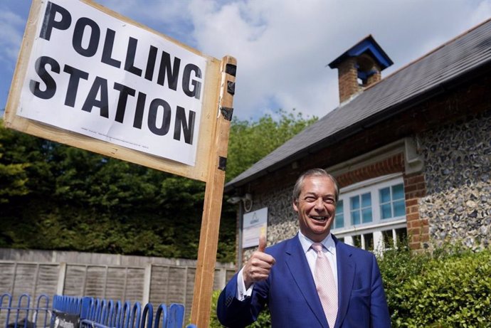 R.Unido.- Farage y Corbyn depositan su voto en las elecciones europeas