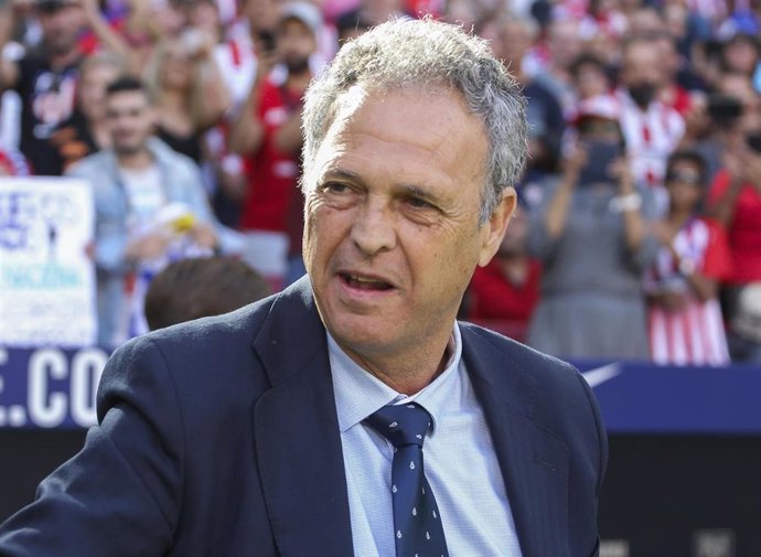 Joaquín Caparrós no entrenará al Sevilla la temporada que viene y regresará a los despachos