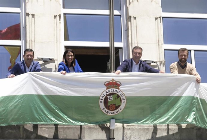 Santander.- El Ayuntamiento despliega una bandera verdiblanca en apoyo al Racing ante el play off de ascenso