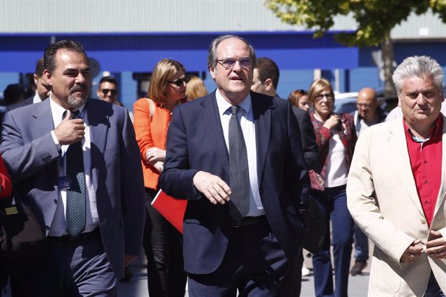 El candidato del PSOE a la Comunidad de Madrid, Ángel Gabilondo, visita el Centro de Control de Metro