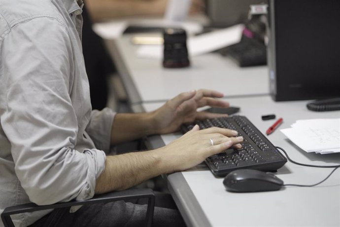 La CNSE denuncia la "desventaja" de las personas sordas en el mercado laboral y solicita "medidas efectivas"