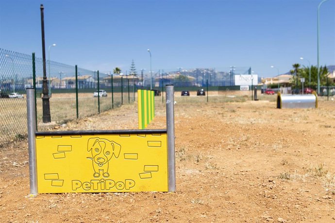 El Ayuntamiento de Marratxí instala juegos para potenciar la agilidad de los perros en Nova Cabana