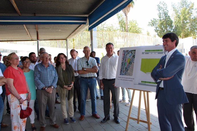 Sevilla.-26M.-Espadas anuncia un pabellón en San Jerónimo, reforma de piscina de Torreblanca y mejorar pistas de plazas