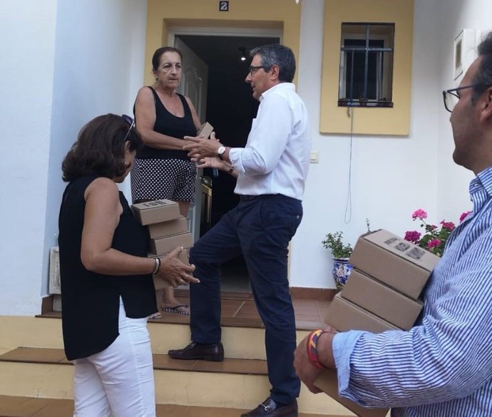 Málaga.- 26M.- El candidato del PP en Rincón de la Victoria visita 5.000 casas: "Soy Francis Salado ¿puede abrirme?"