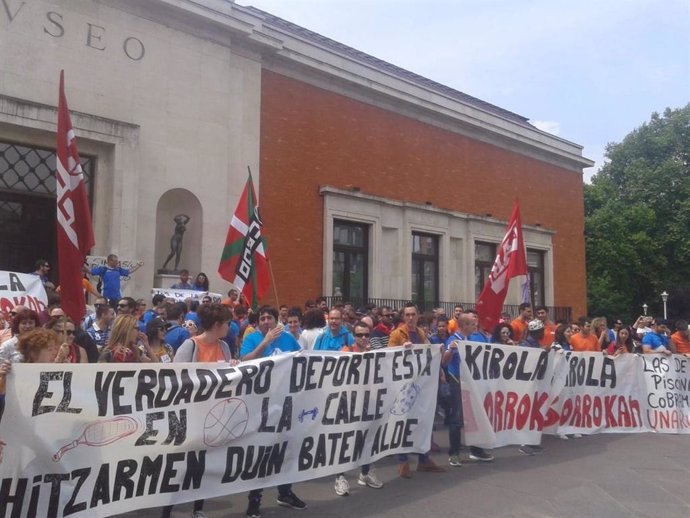 Trabajadores de polideportivos de Bizkaia secundan una nueva jornada de huelga por el convenio