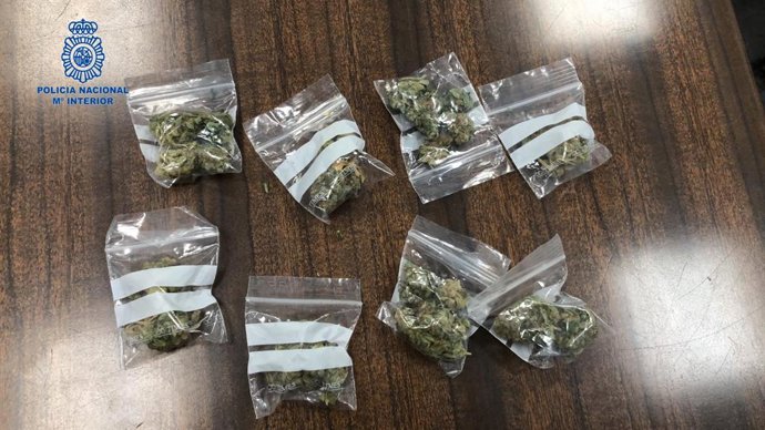Successos.- Detenen en Palma a un home per intentar vendre vuit borses de marihuana