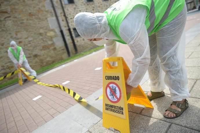 Albert Rivera participa en un homenaje a las víctimas del terrorismo en Ugao-Miraballes (Vizcaya), pueblo de Josu Ternera