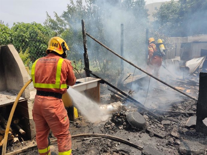 Valencia.- Sucesos.- Bomberos rescatan a tres perros de un incendio en una casa de campo en Manises