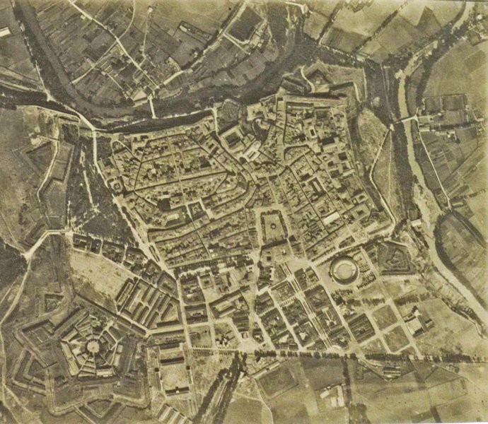 La Biblioteca de la UPNA exhibe de forma virtual casi 200 fotos de Pamplona del legado de Leoncio Urabayen