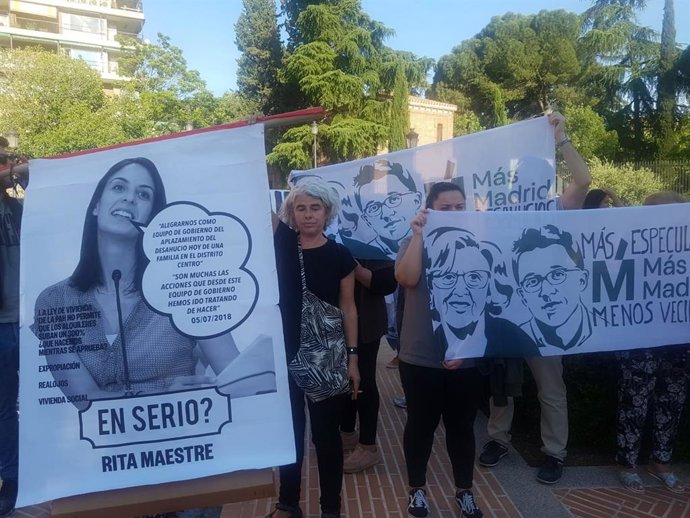 Sindicato de Inquilinas protestan silenciosamente en acto de la plataforma de Carmena: "Más Madrid, más desahucios"