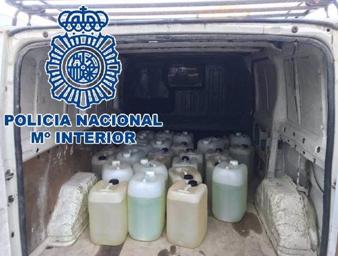 Bidones con gasolina para narcolanchas intervenidos por la Policía en La Línea