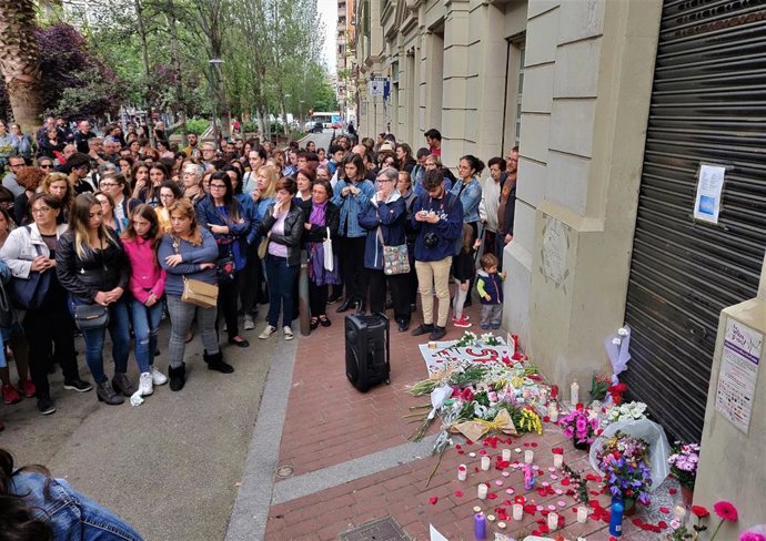 Unas 400 personas se manifiestan en rechazo al homicidio de una menor en Barcelona