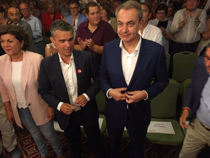 Zapatero señala que la posible suspensión de los diputados presos "hay que dirimirla con sentido institucional"