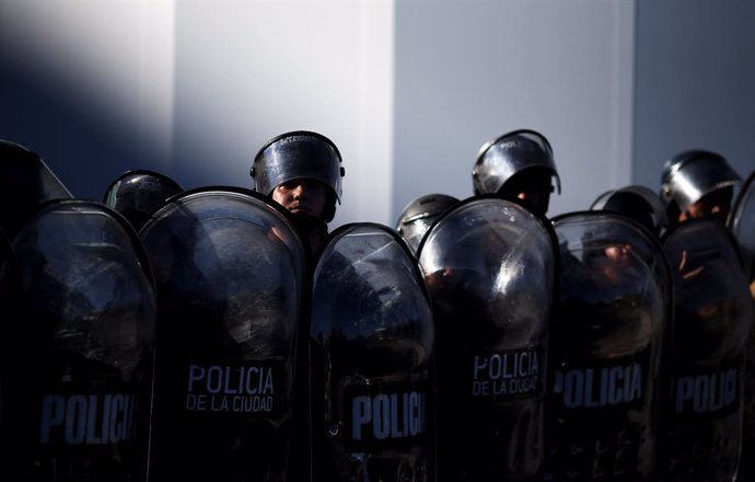 La muerte de tres jóvenes argentinos en manos de agentes de policía reabre la herida del abuso de la fuerza