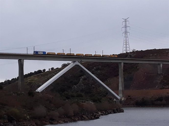 ADIF realiza las pruebas de carga del viaducto sobre el Tera (Zamora) de la línea de alta velocidad Madrid-Galicia