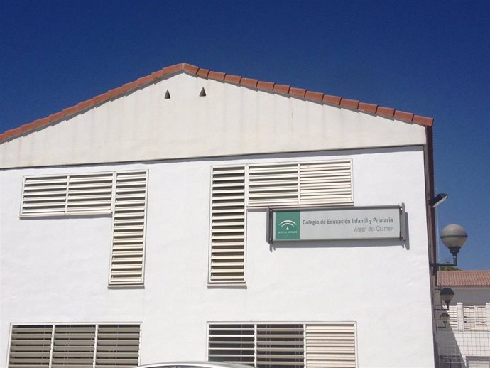 Huelva.- Alcaldesa de Punta Umbría muestra apoyo al CEIP Virgen del Carmen para la recuperación de una línea de 3 años 