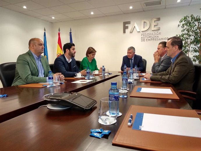 Reunión de la candidata de Foro a la Presidencia del Principado, Carmen Moriyón, y el presidente de FADE,  Belarmino Feito