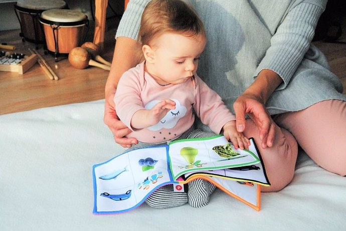 Leer con niños pequeños mejora el comportamiento infantil según un estudio