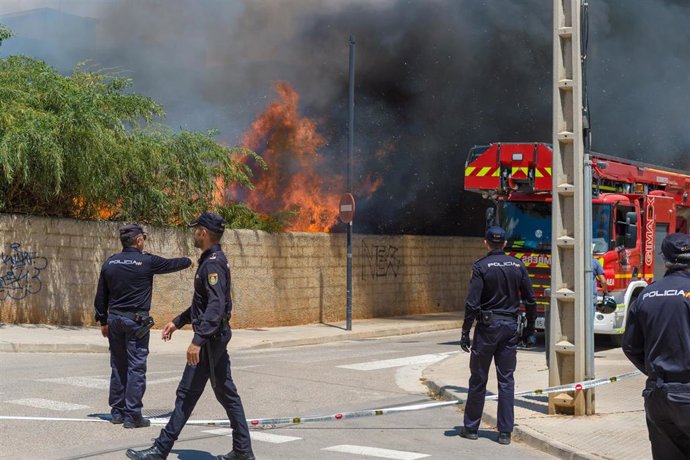 Sucesos.- Pasan a planta los dos hombres que permanecían en la UCI de Ibiza tras el incendio del edificio  