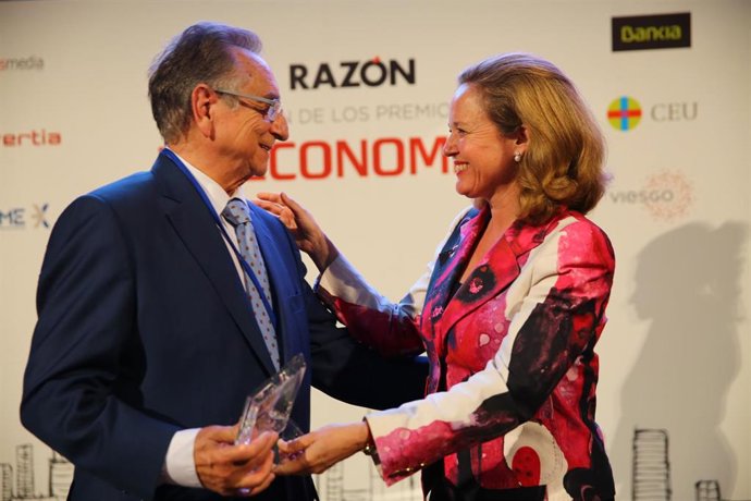 Tomás Fuertes recibe el galardón de manos de la ministra de Economía y Empresa en funciones, Nadia Calviño