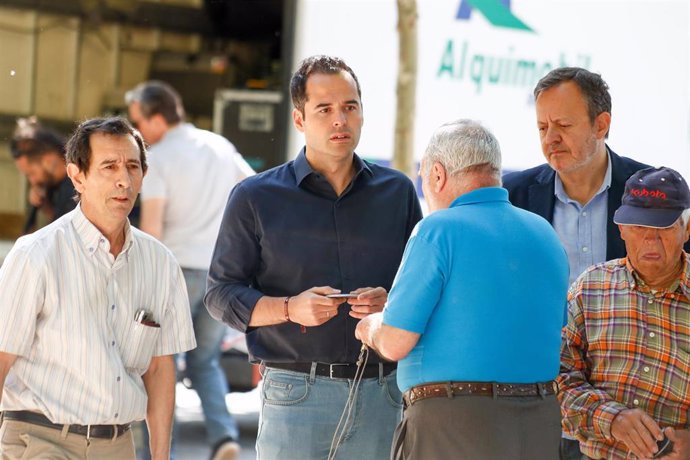 El candidato de Ciudadanos a la presidencia de la Comunidad de Madrid, Ignacio Aguado, participa en un torneo de petanca con un grupo de personas mayores