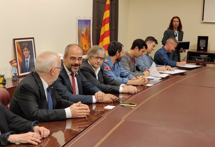 Conselleria d'Interior i sindicats de Bombers signen un acord laboral fins el 2022