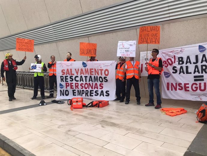 Almería.-Personal aéreo de Salvamento Marítimo protesta por amenazas de recortes de hasta un 30% de su salario