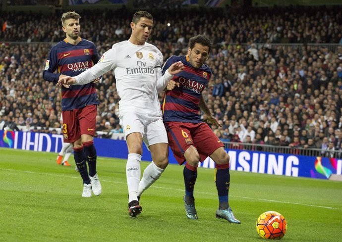 Dani Alves, Cristiano Ronaldo y Piqué en el Real Madrid - Barcelona