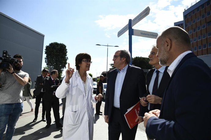 El candidato del PSOE a la Presidencia de la Comunidad de Madrid, Ángel Gabilondo, visita el Hospital 12 de Octubre