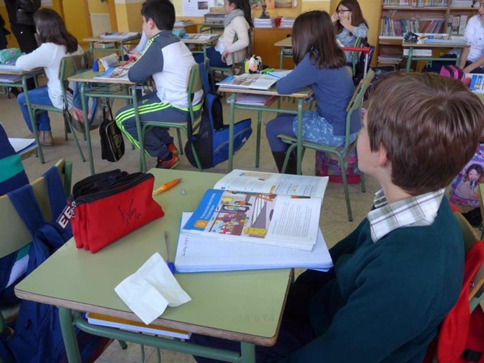 La Junta de Extremadura destina 8,3 millones de euros a ayudas para libros de texto y material escolar del próximo curso