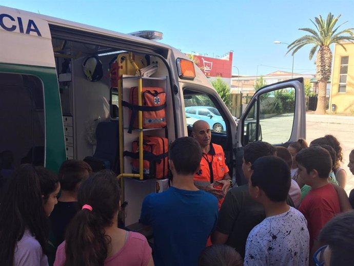 Málaga.- El 061 enseña cómo actuar ante una emergencia sanitaria a alumnos del colegio Camino San Rafael