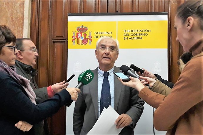 El subdelegado de Gobierno de Almería, Manuel de la Fuente, atiende a los medios