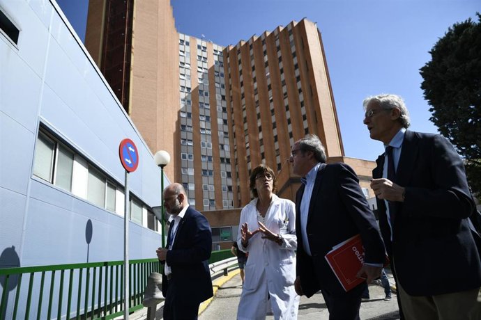 El candidato del PSOE a la Presidencia de la Comunidad de Madrid, Ángel Gabilondo, visita el Hospital 12 de Octubre