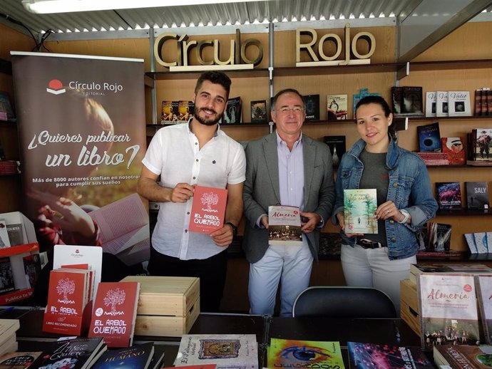 Autores en el expositor de 'Círculo Rojo'